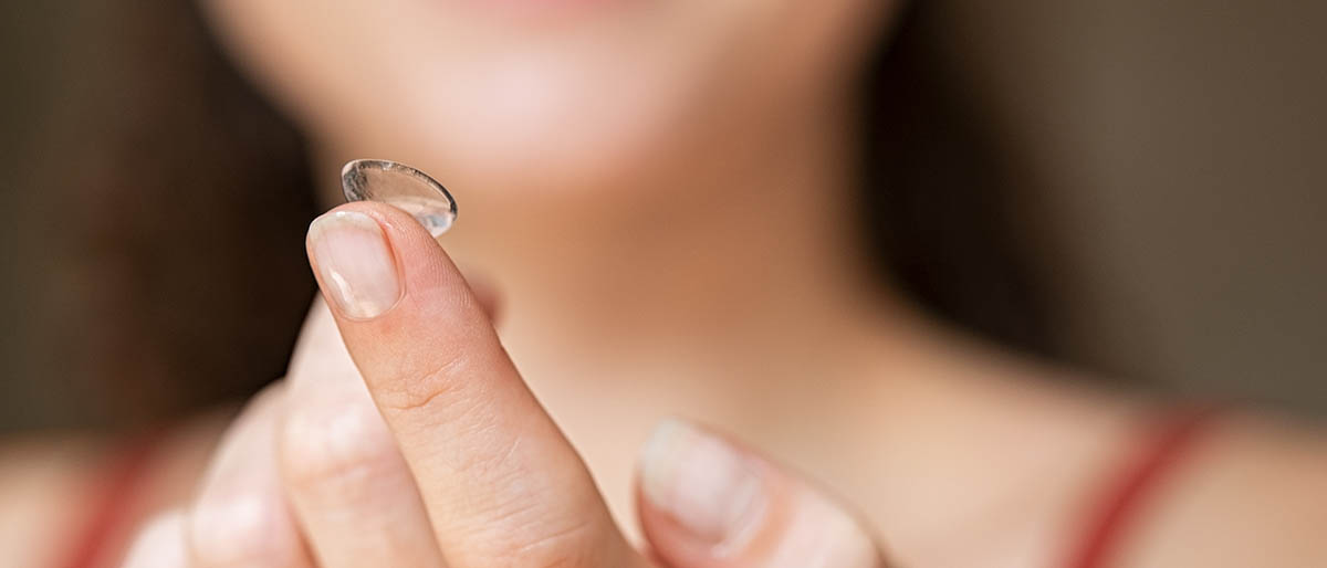 Kontaktlinse auf einer Fingerspitze